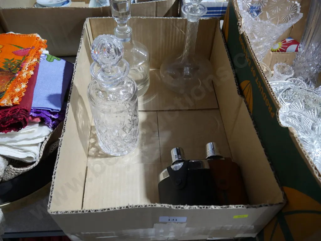 Decanters, hip flasks Image 1++