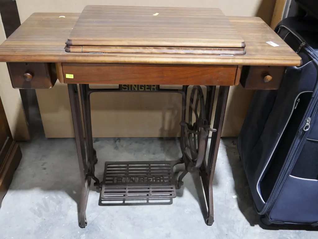 Singer sewing machine table Image 1++