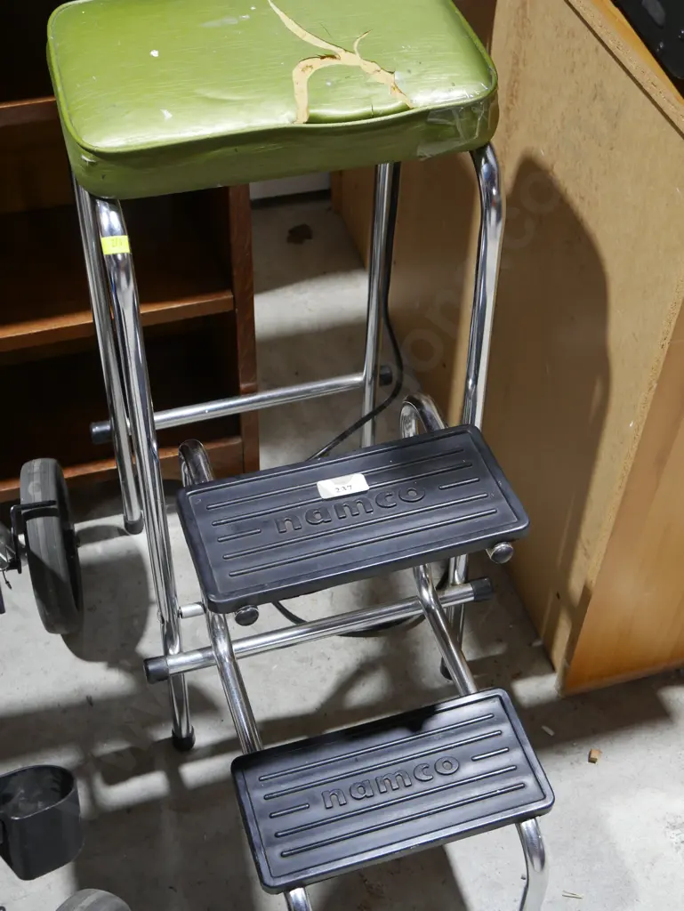 Retro kitchen step stool Image 1++
