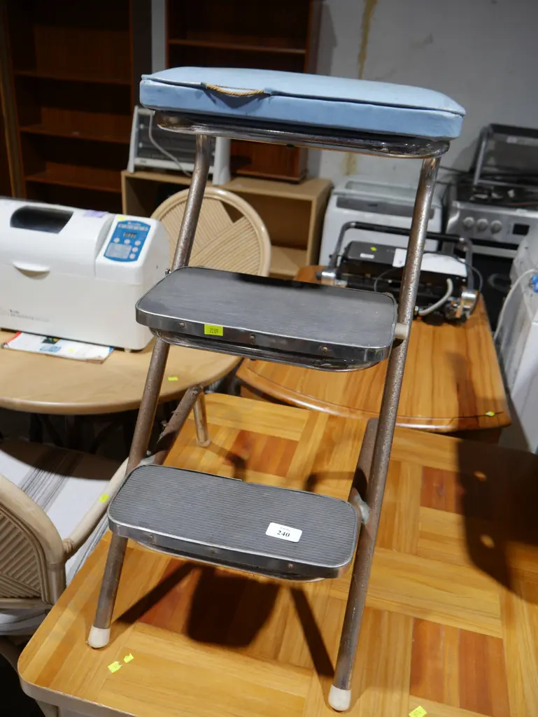 Retro step stool Image 1++