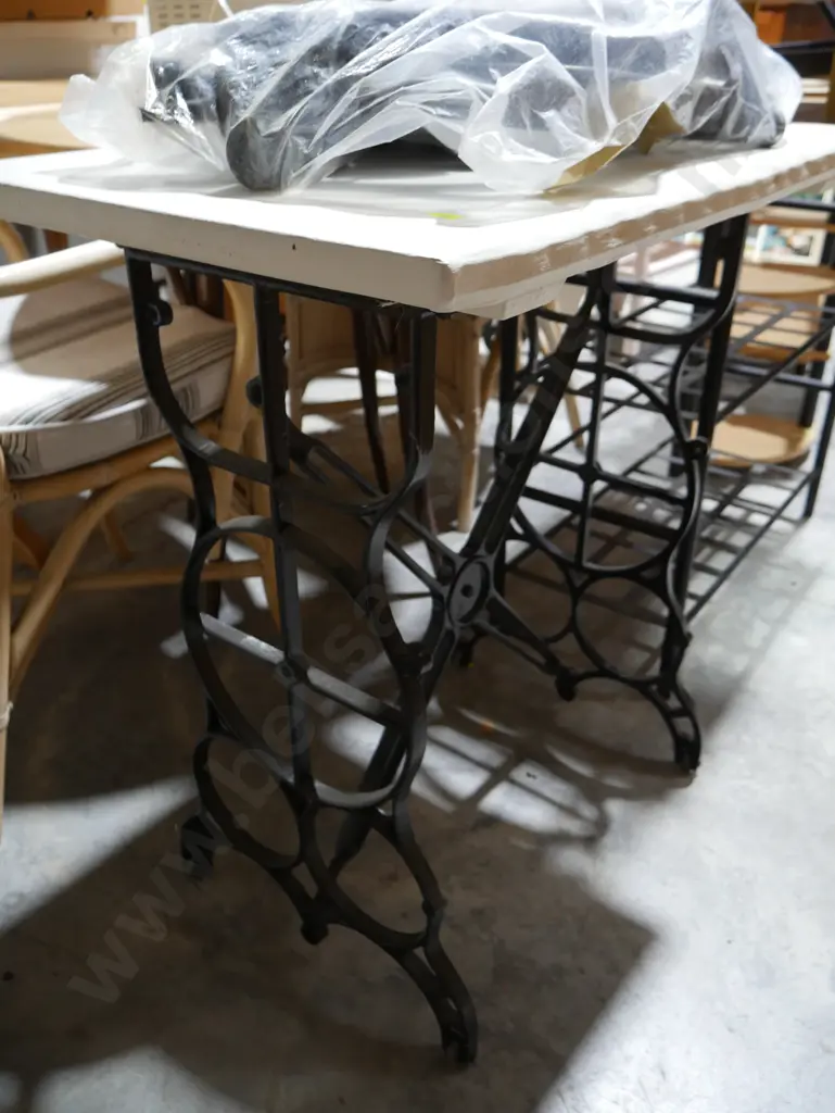 Singer sewing table Image 1++