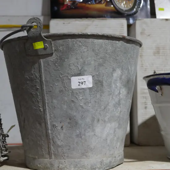 Tin bucket