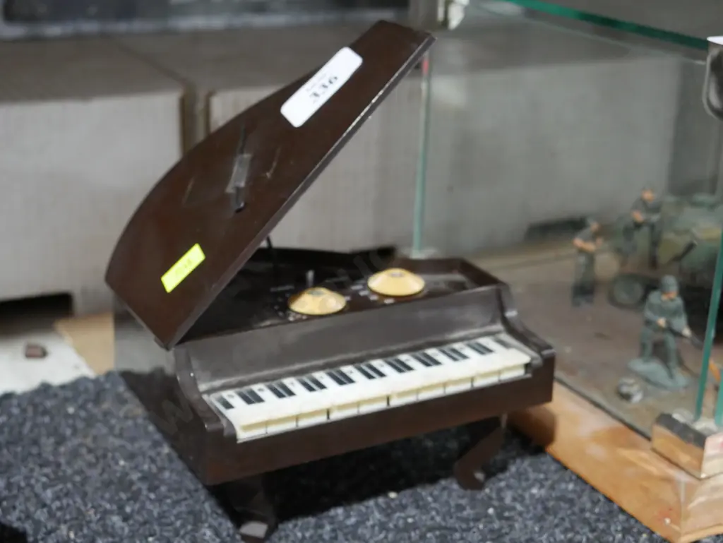 Grand piano radio Image 1++