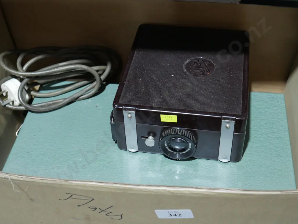 Slides and projector Image 1++