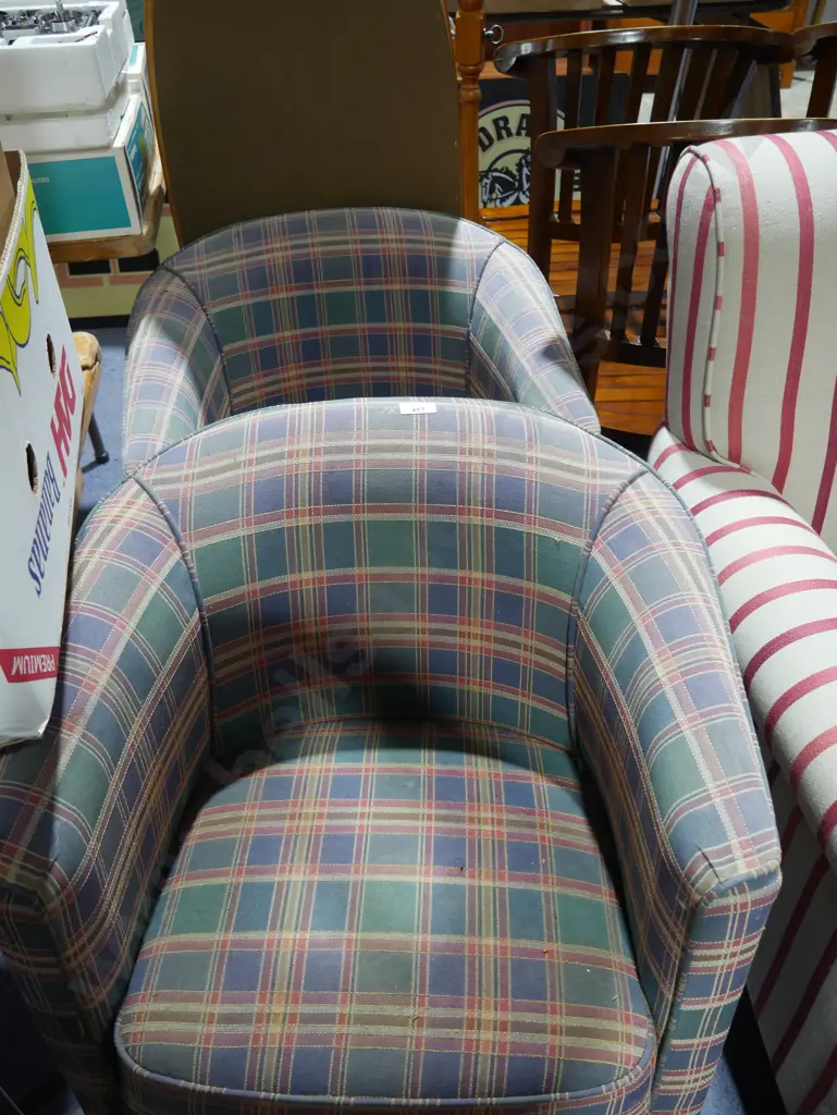 2x tub chairs Image 1++