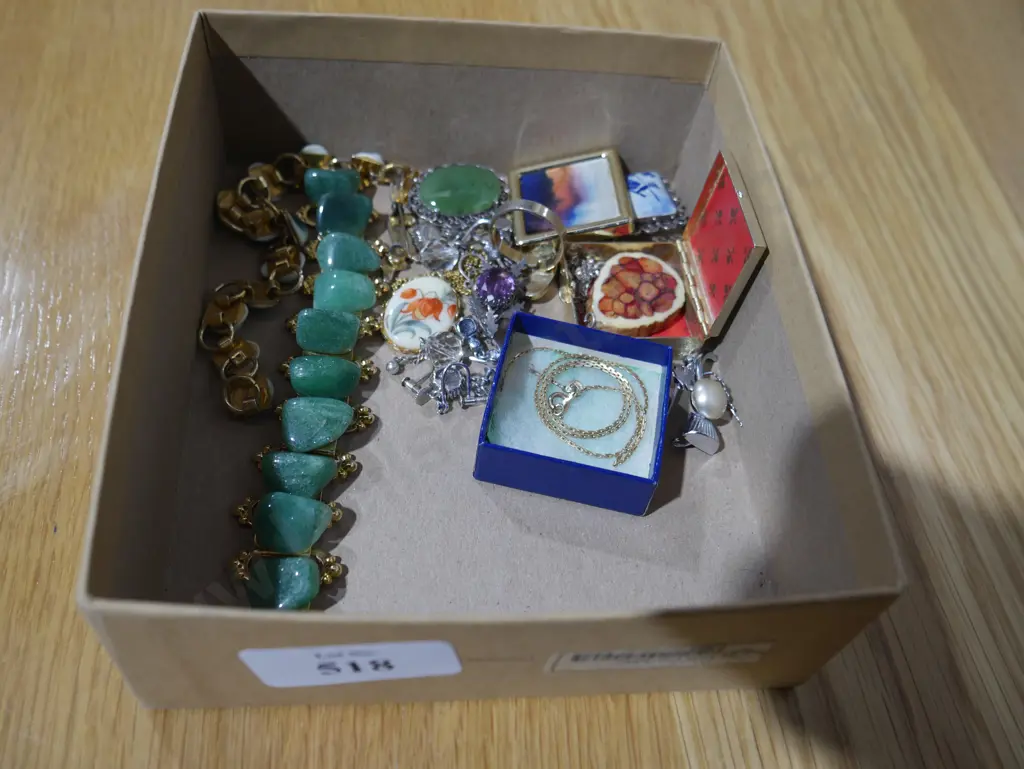 Costume jewellery Image 1++