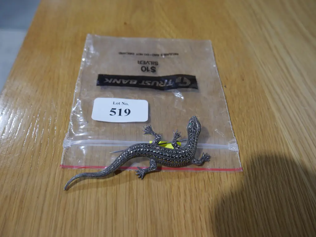 Lizard brooch Image 1++
