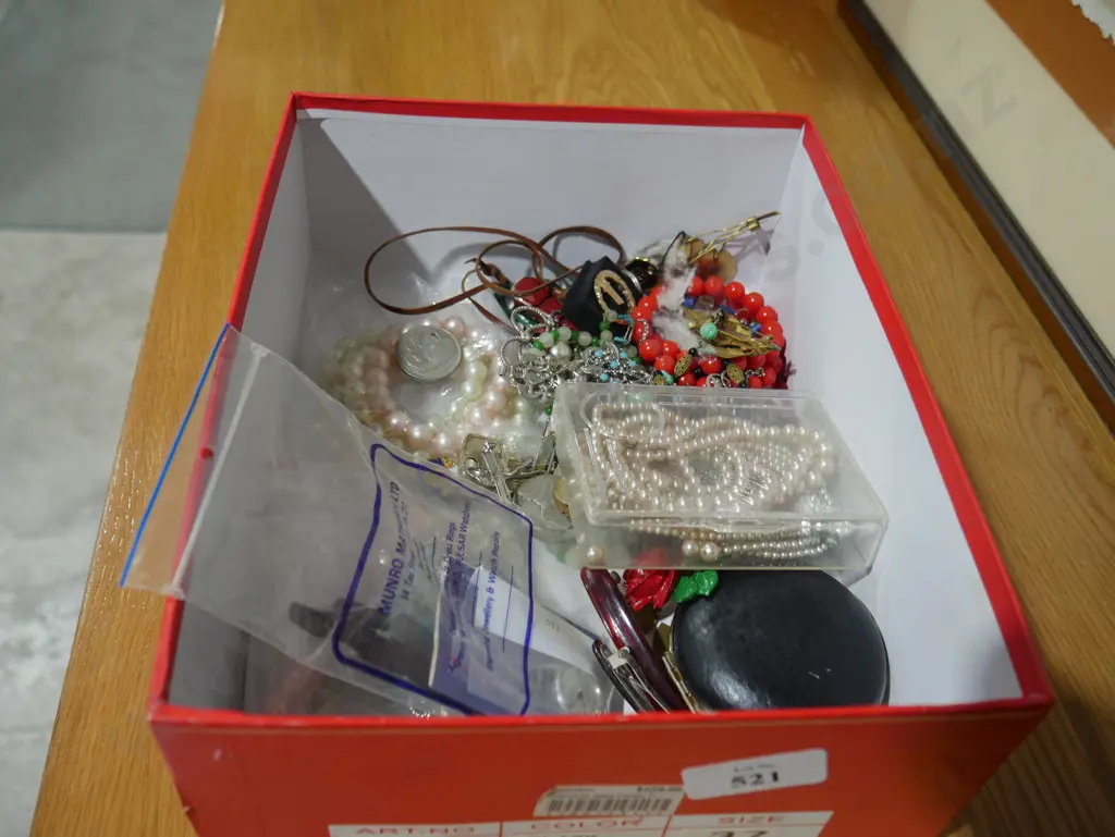 Costume jewelry Image 1++