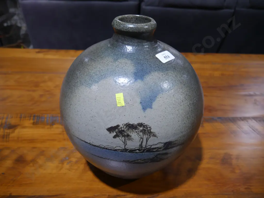 Pottery vase Image 1++