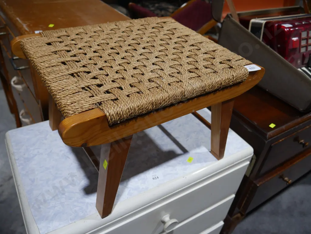 Woven top stool Image 1++