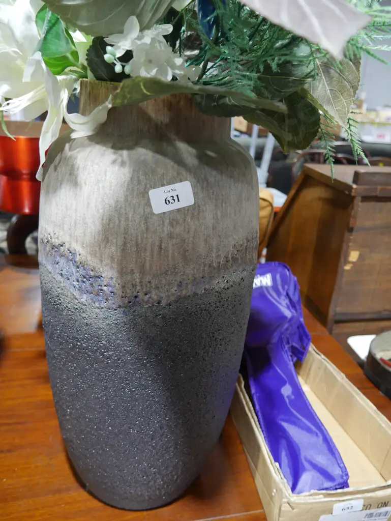 Pottery vase Image 1++