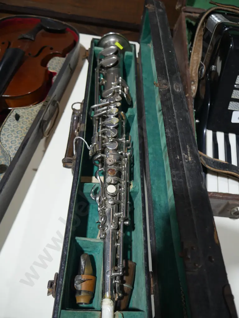 Clarinet and case Image 1++