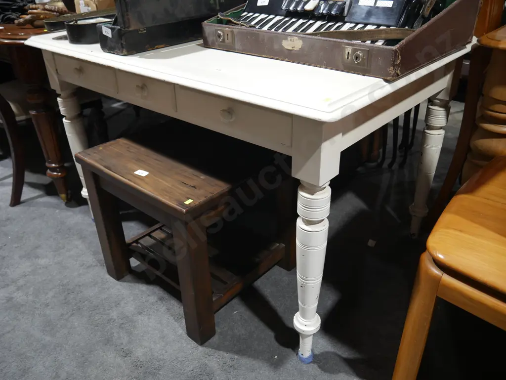 White desk Image 1++