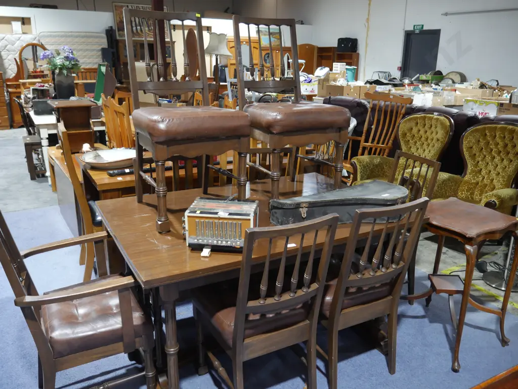 Table and chairs Image 1++