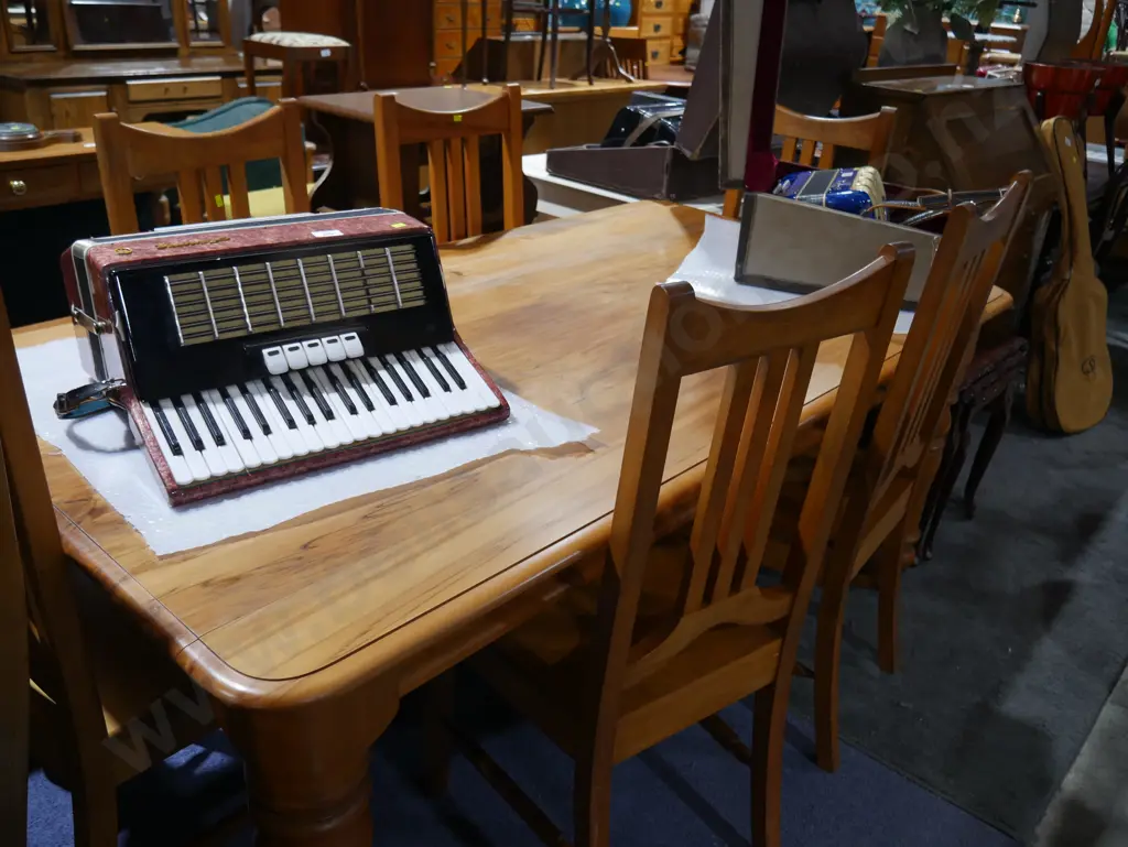 Rimu table and 6 chairs Image 1++