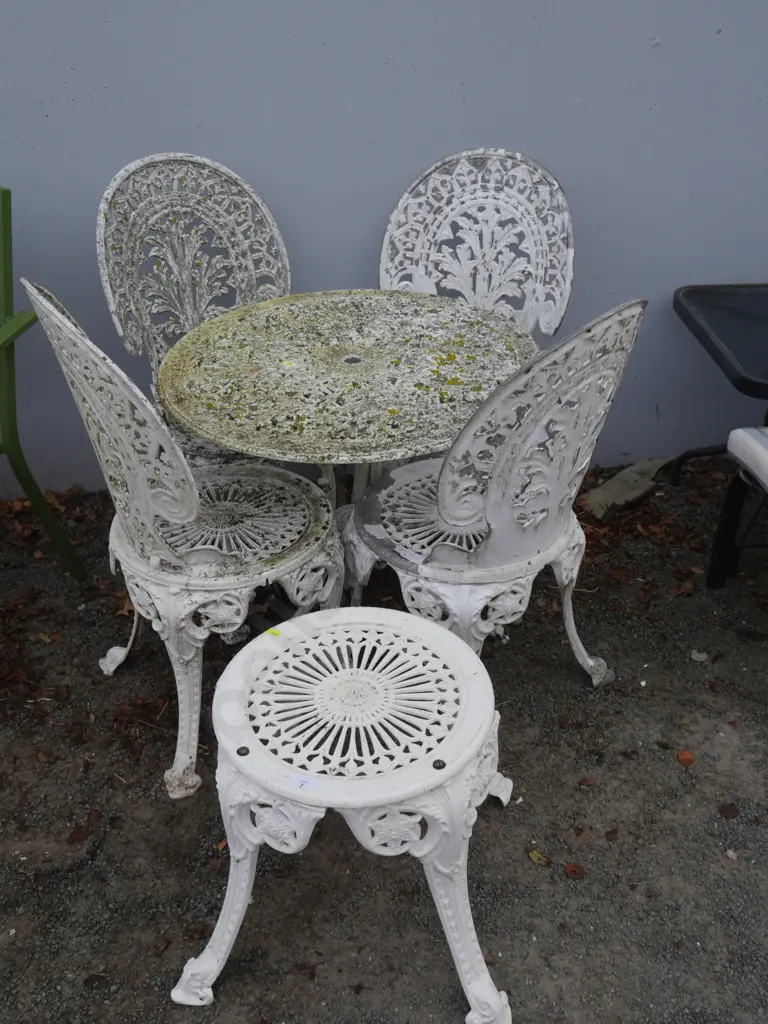 White metal outdoor setting Image 1++