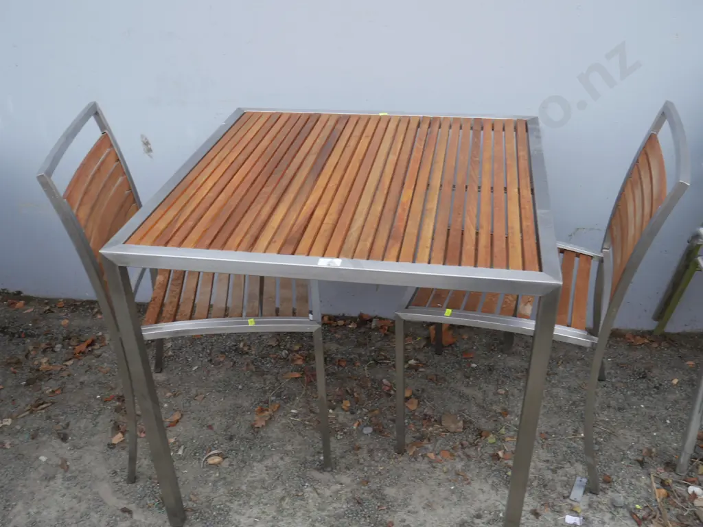 Outdoor table and 2 chairs Image 1++