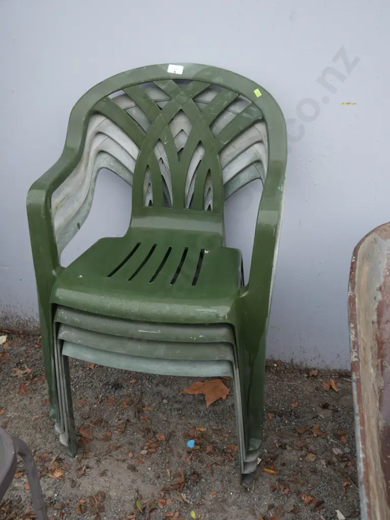 4 green plastic chairs Image 1++