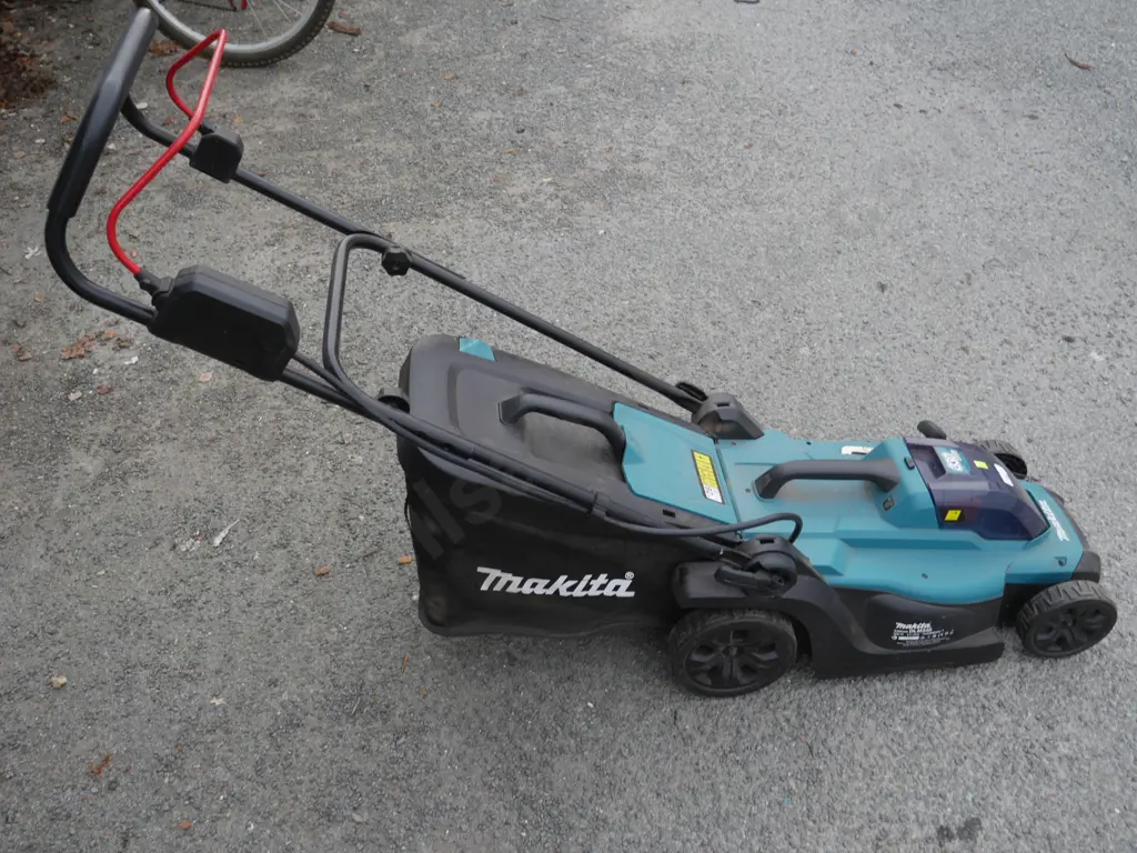 Makita battery lawnmower Image 1++