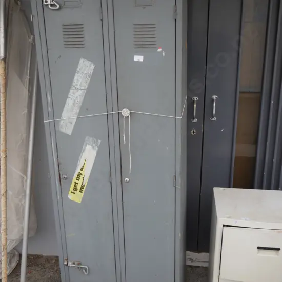 Metal locker cabinet