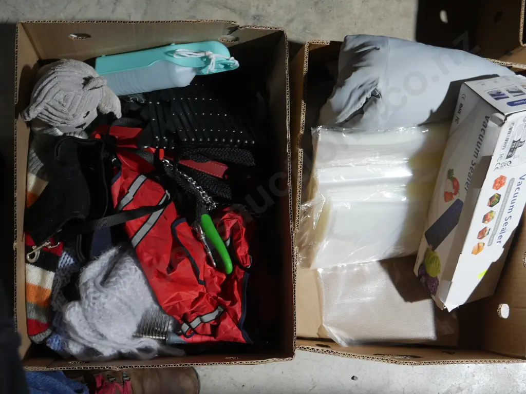 Two boxes vacuum sealer, dog accessories etc Image 1++
