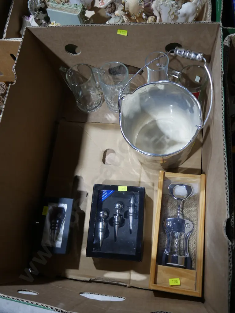 Assorted bar accessories Image 1++
