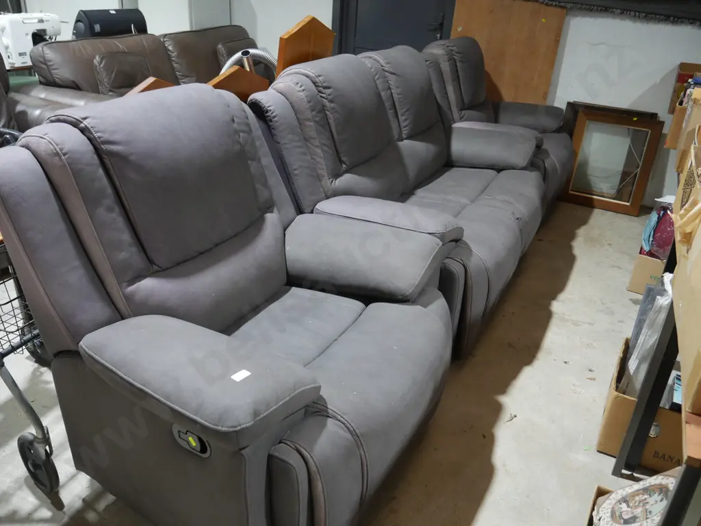 Three-piece recliner lounge suite Image 1++