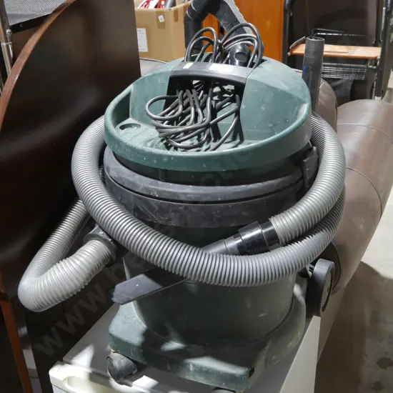Industrial vacuum cleaner