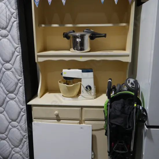 Hutch dresser