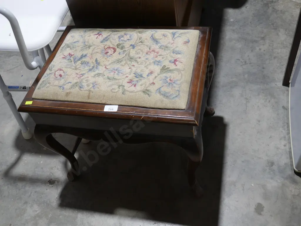 Tapestry top stool Image 1++