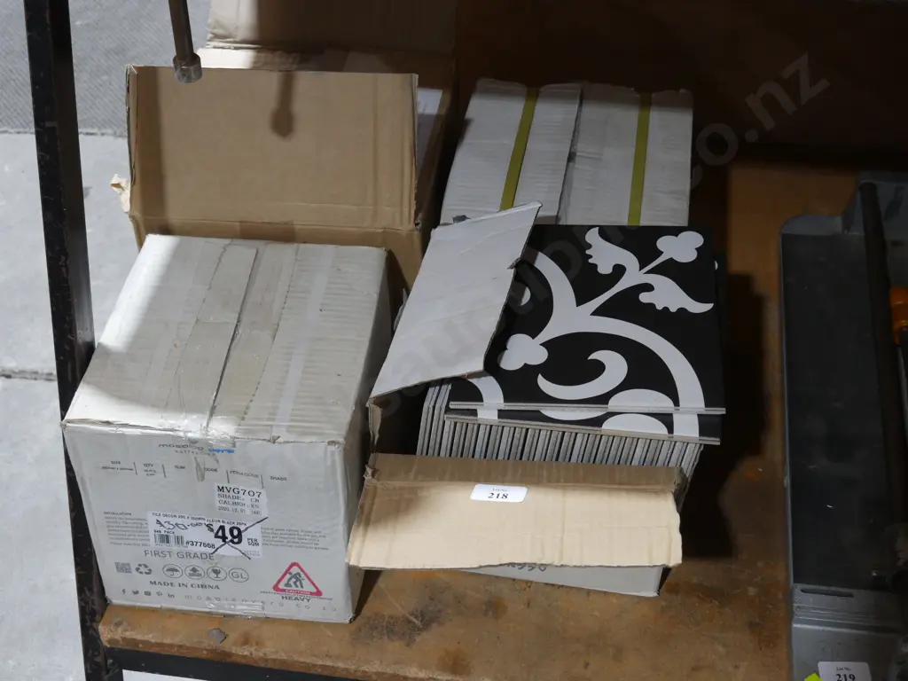 4 boxes of tiles Image 1++