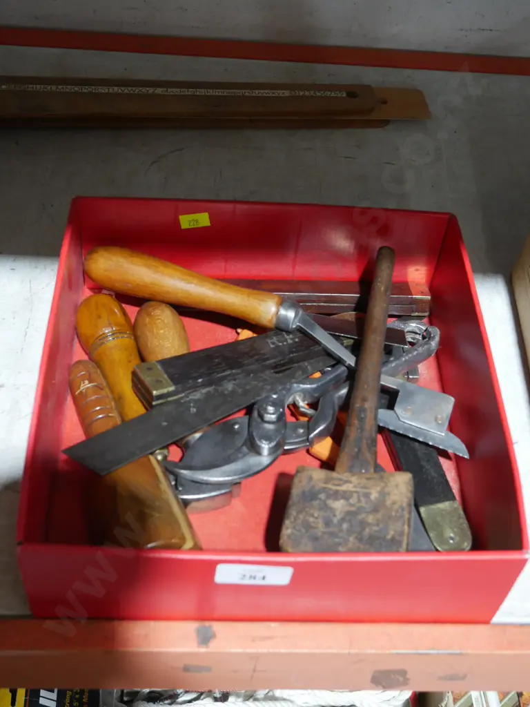 Assorted hand tools Image 1++