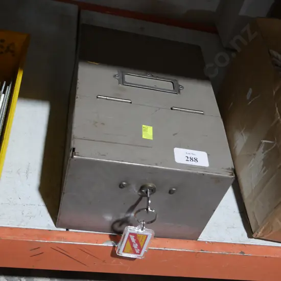 Lockable filing case