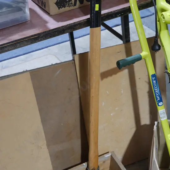 Sledge hammer axe