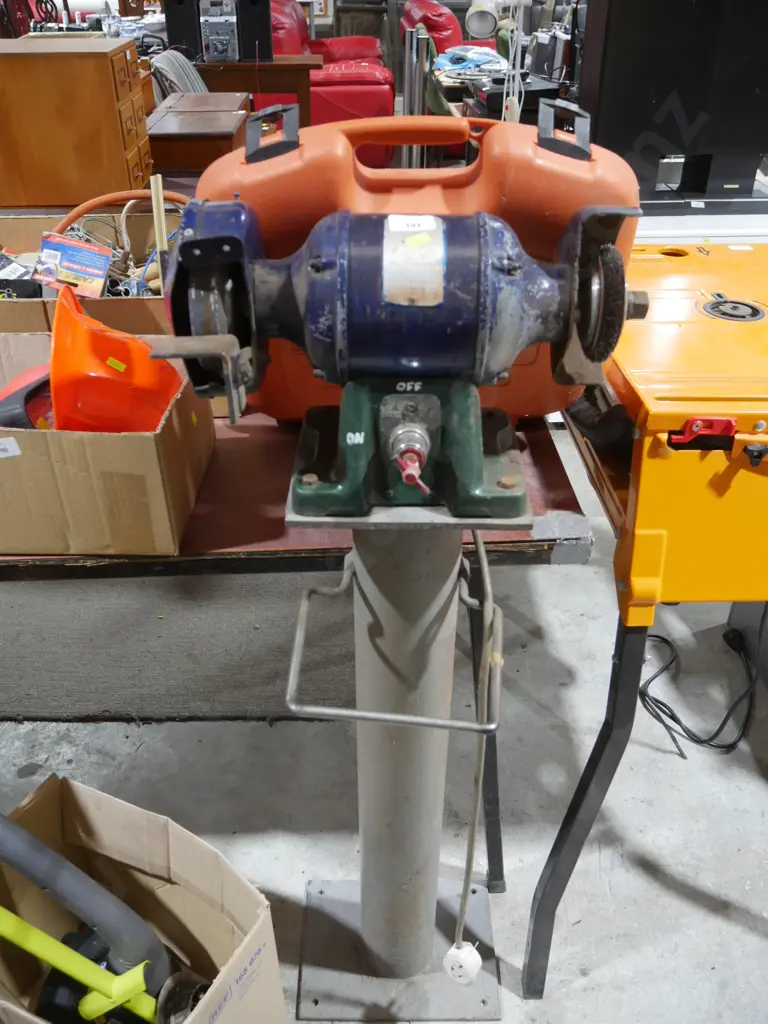 Bench grinder on stand Image 1++