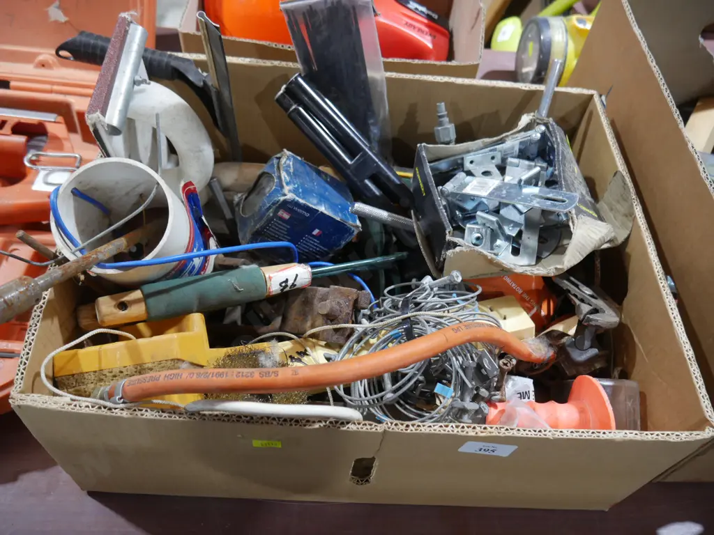 Box of garage sundries Image 1++