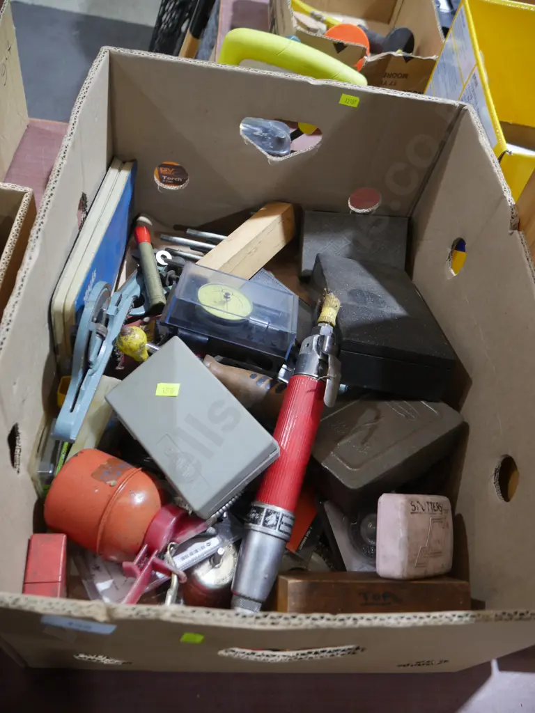 Box of garage sundries Image 1++