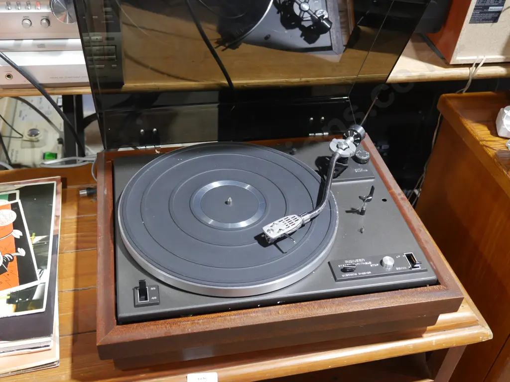 Pioneer turntable Image 1++