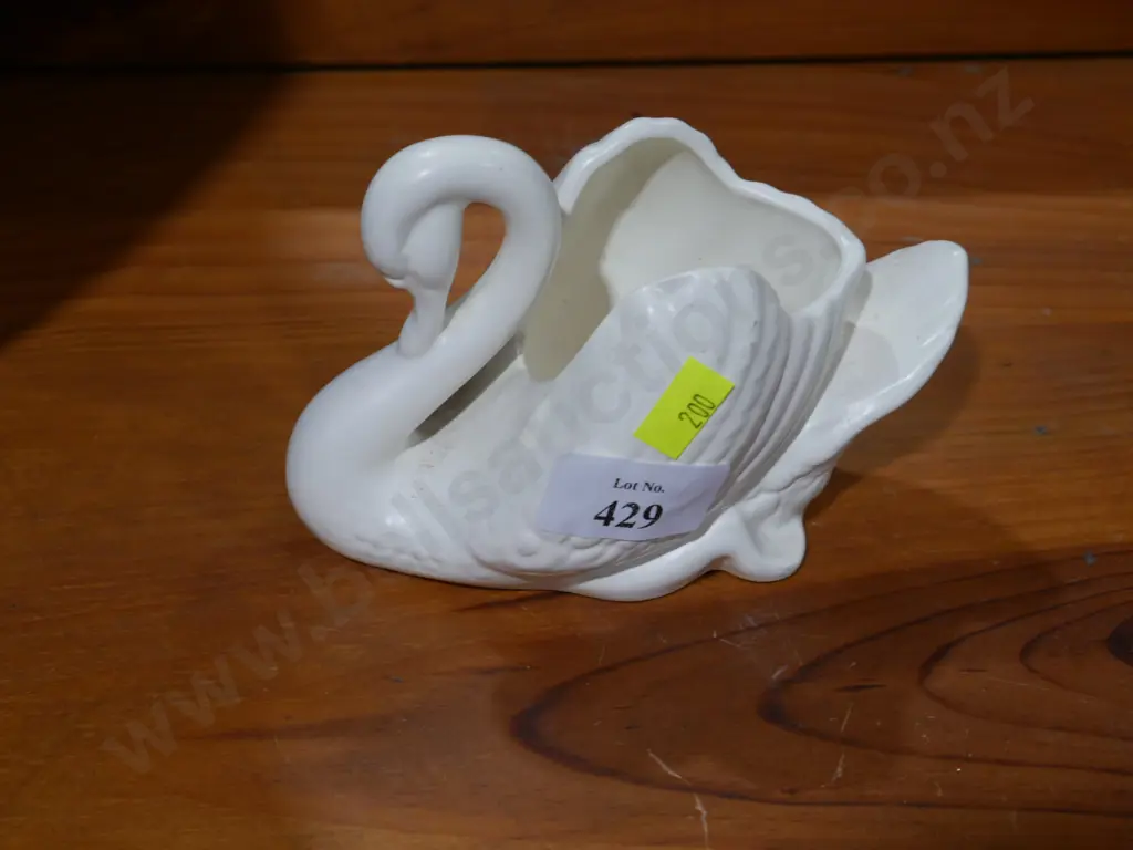 Crown Lynn Swan - small chip Image 1++
