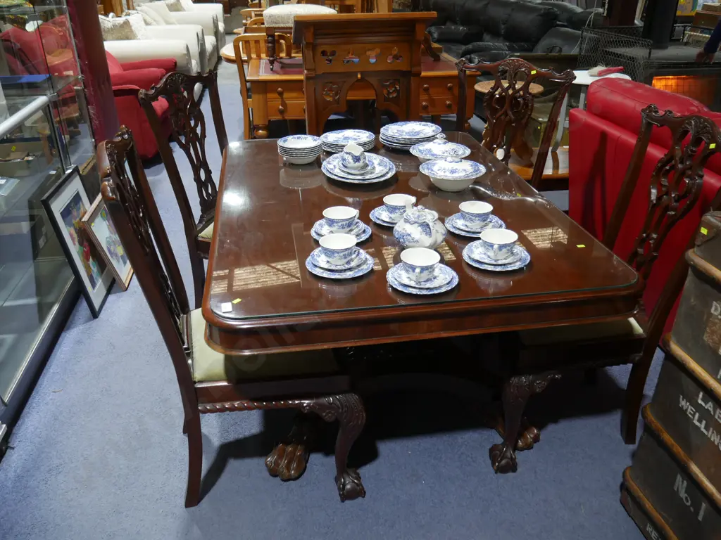 Dining table and four chairs Image 1++