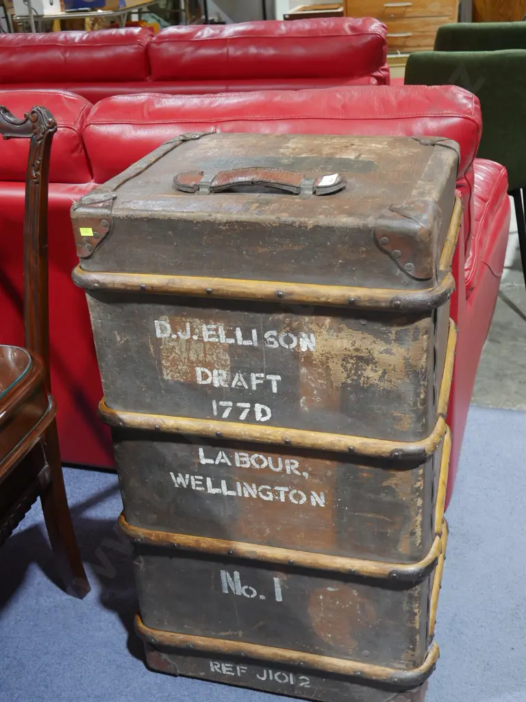 Traveling trunk Image 1++