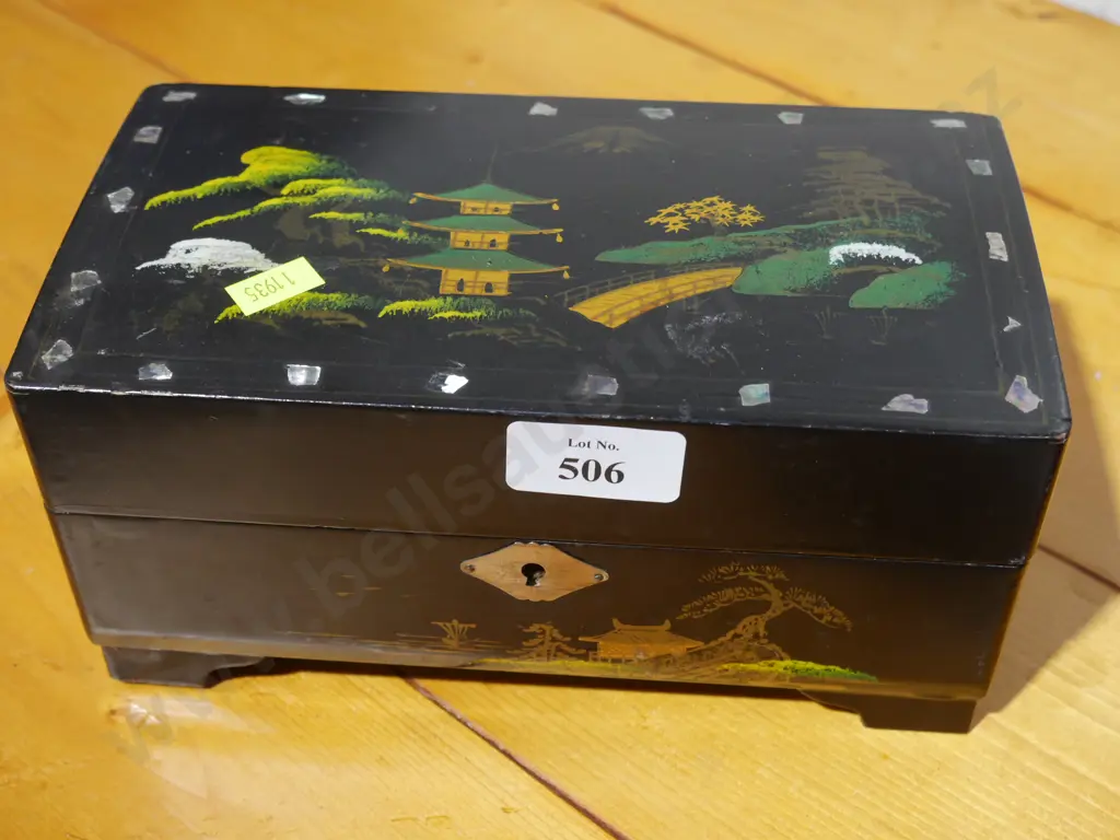 Oriental jewellery box Image 1++