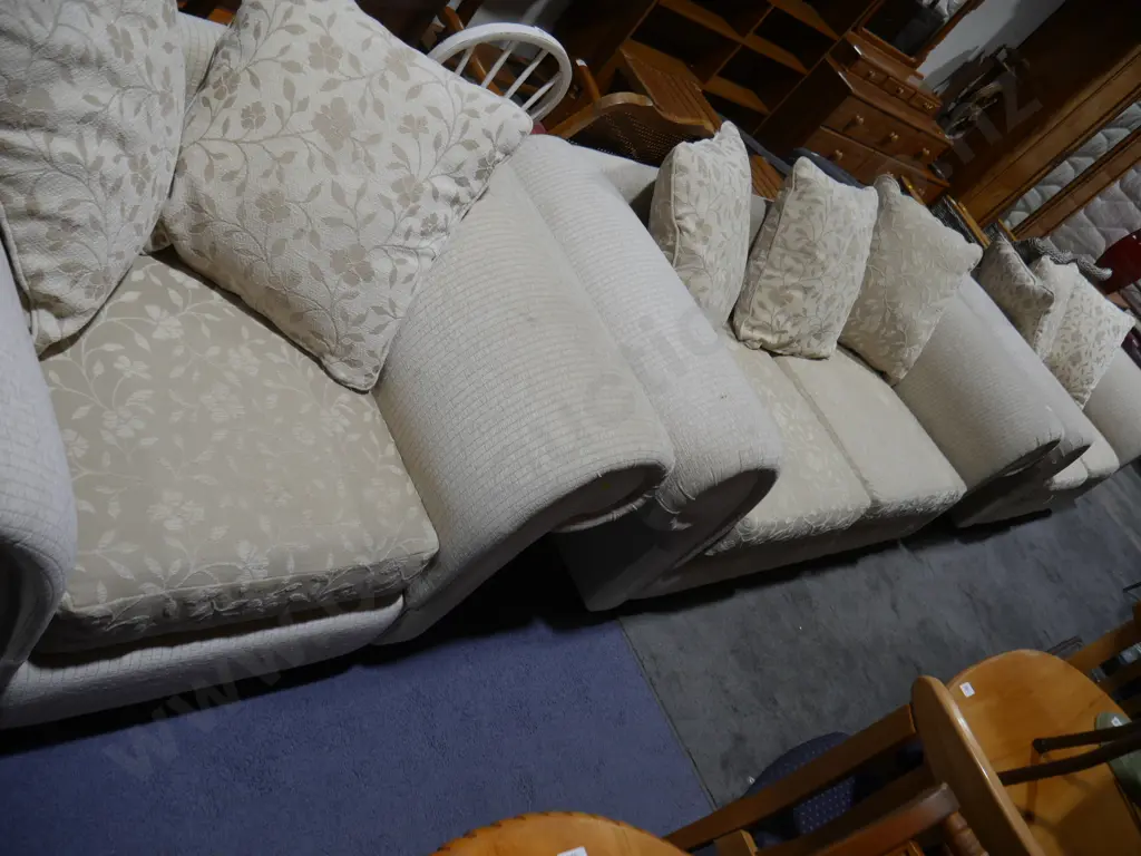3 piece lounge suite Image 1++