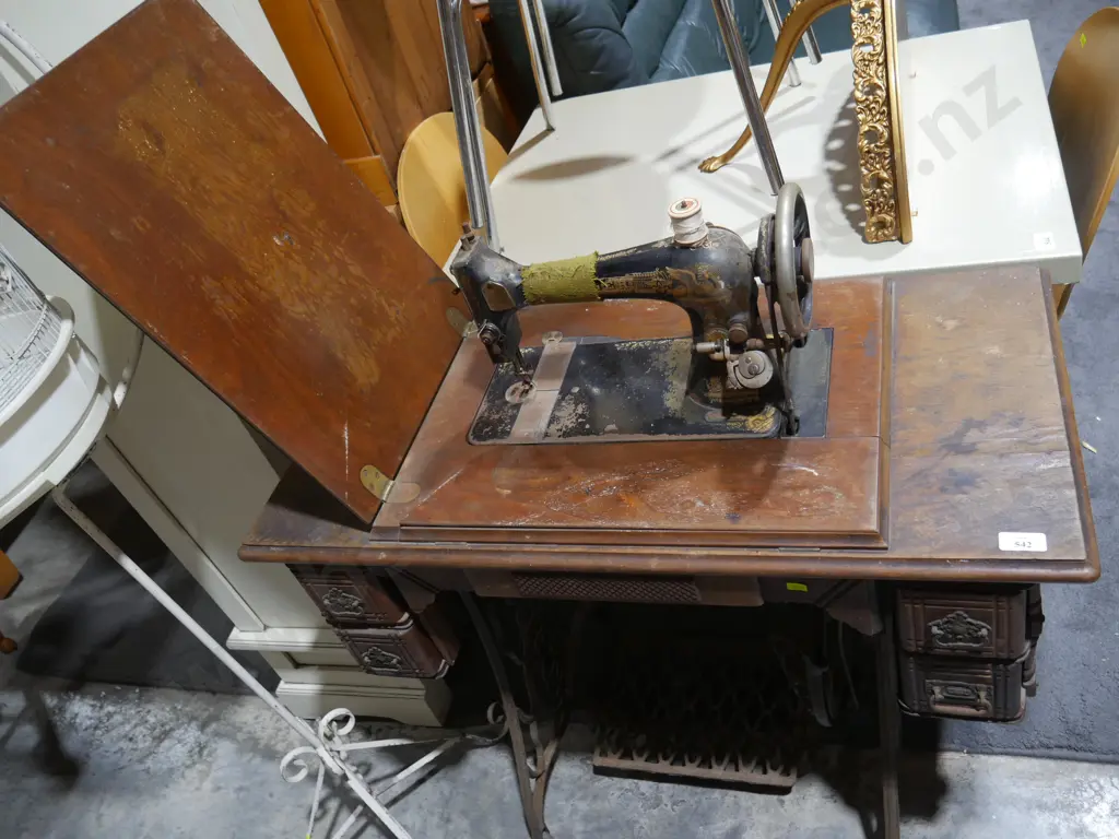Singer treadle sewing machine Image 1++