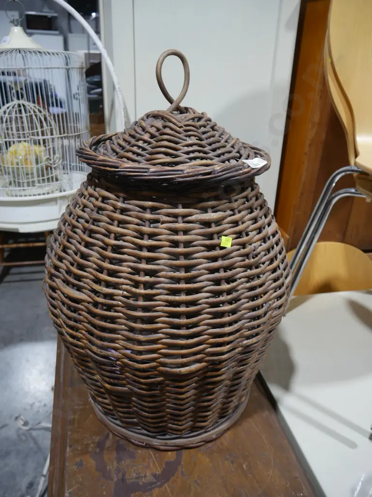 Cane lidded basket Image 1++