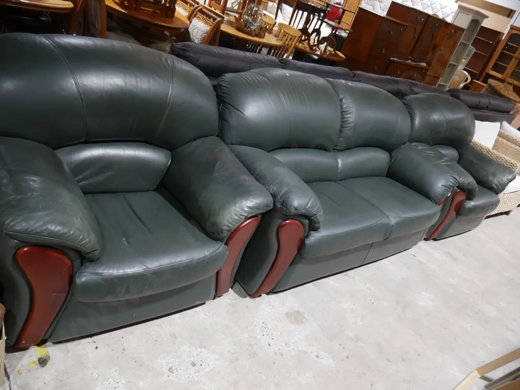 3 piece green lounge suite Image 1++