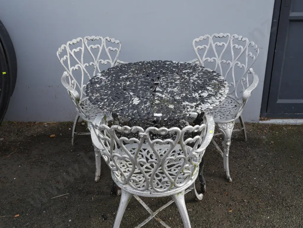 Outdoor table in three chairs Image 1++