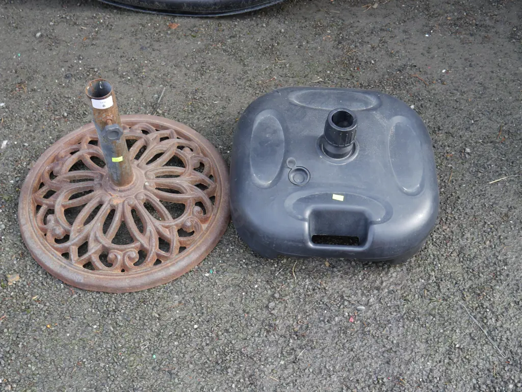 2 umbrella stands Image 1++
