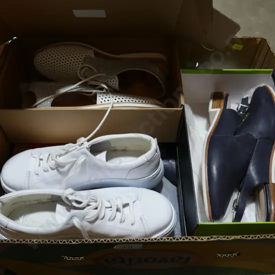 Assorted shoes