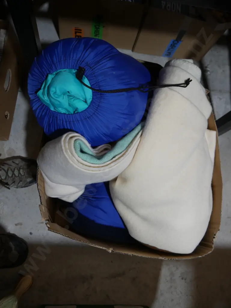 Sleeping bags and woollen blanket Image 1++